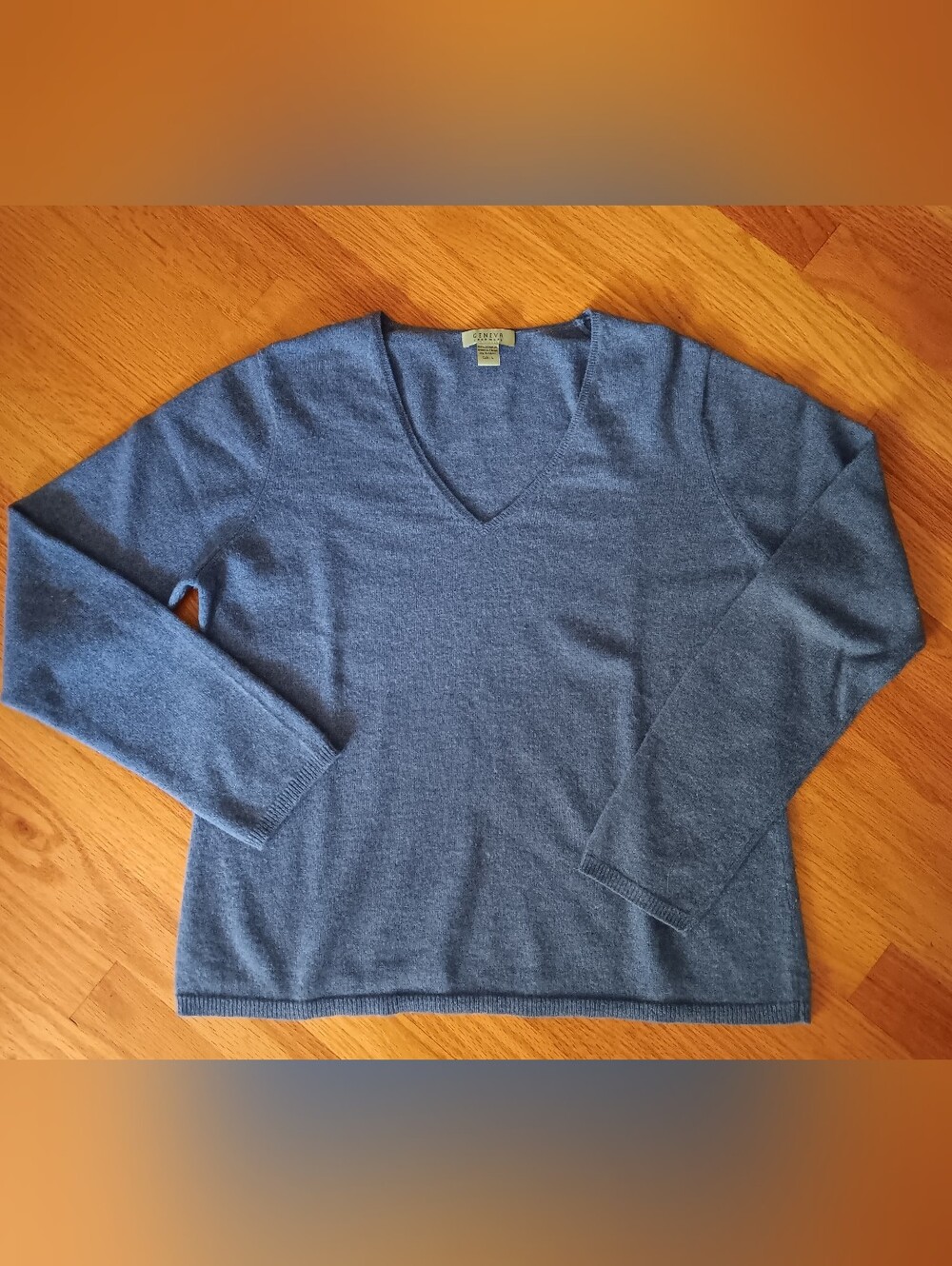 Women's V-Neck Cashmere Sweater in Heather Blue